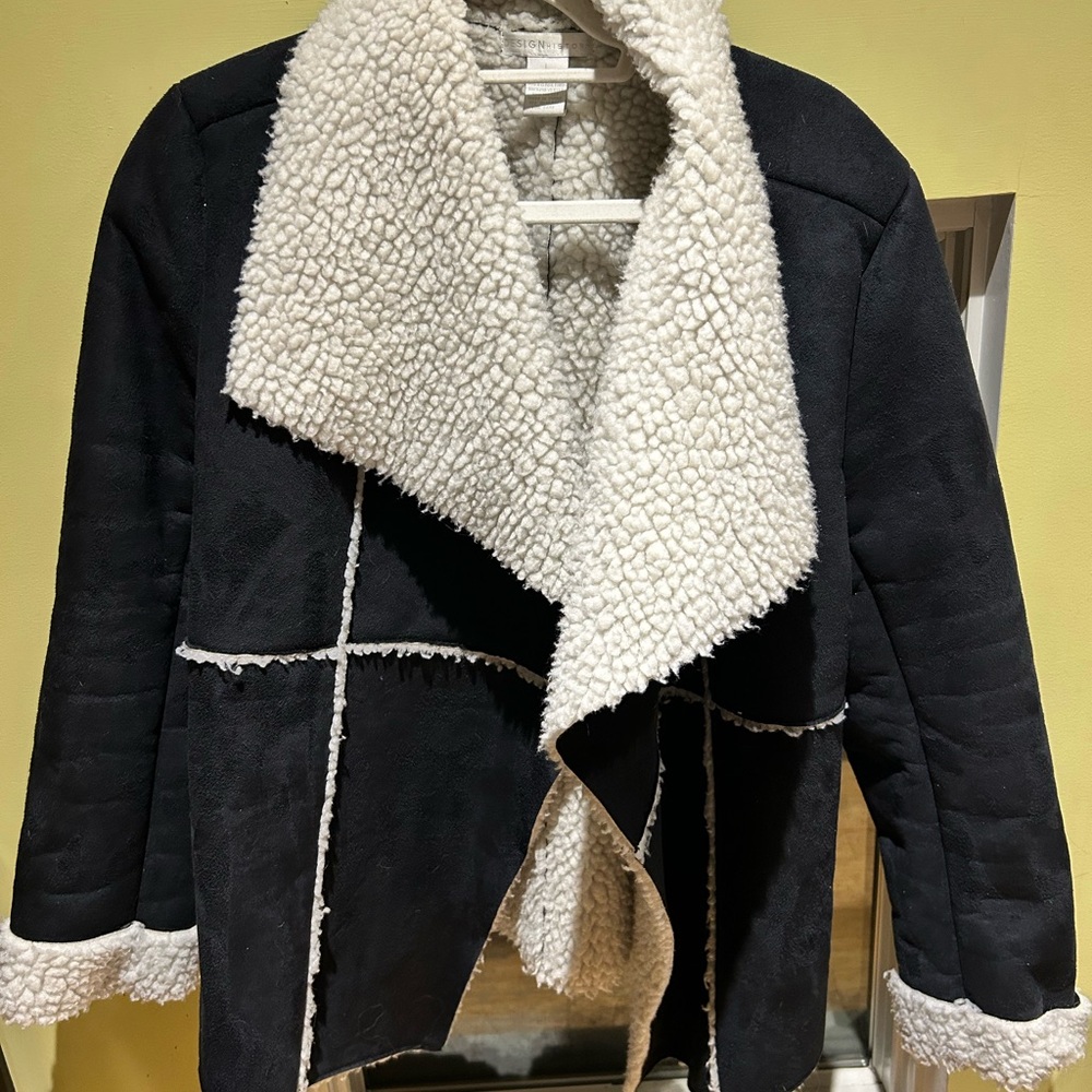 Design History coat. EUC. Very deep navy and white.